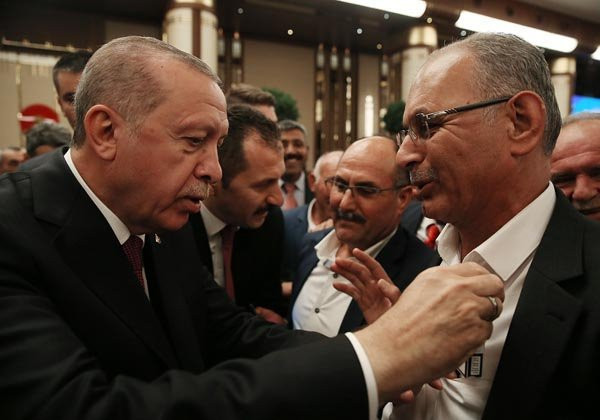 Cumhurbaşkan Erdoğan sigara içen muhtarın paketini aldı - Resim: 2