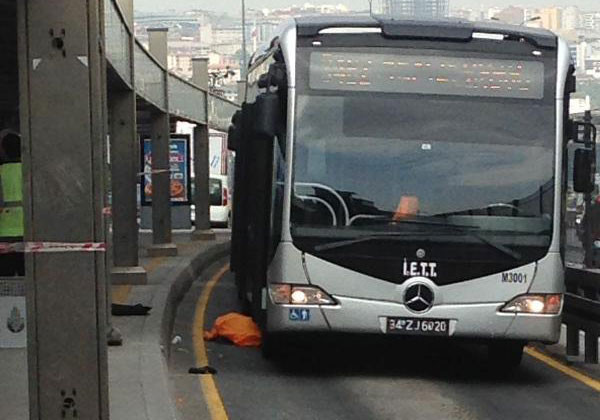 Metrobüs durağında çok feci olay!  - Resim: 1