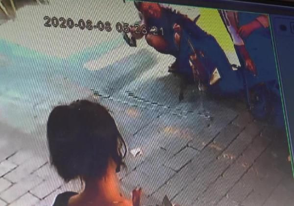 Bir kadın İzmir'de gündüz vakti sokak ortasına tuvaletini yaptı - Resim: 1