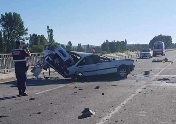 Düğün dönüşü feci trafik kazasında can pazarı yaşandı - Resim: 0