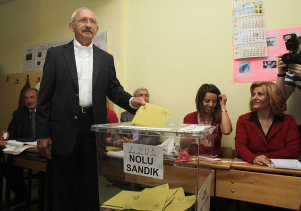 Kemal Kılıçdaroğlu oy kullandı - Resim: 2