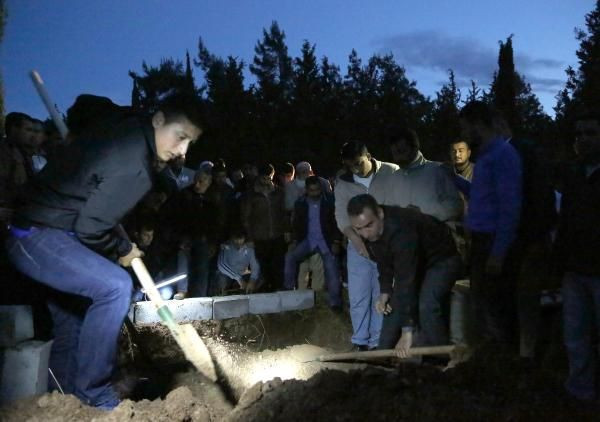 Cep telefonu ışığıyla gömüldüler - Resim: 1