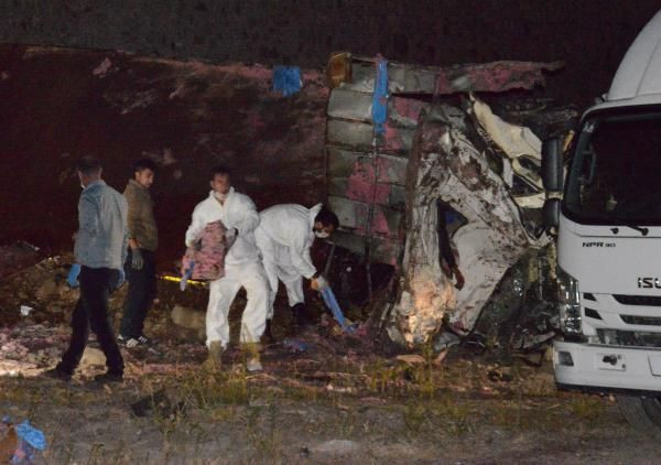 Erzurum'da 14 ton patlayıcı yüklü kamyon yola devrildi! - Resim: 2