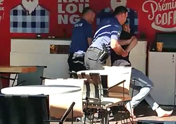 Samsun'da sarhoş genç müşterileri rahatsız edince gözaltına alındı - Resim: 0