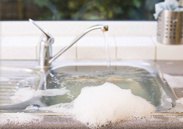 Herkes aynı hatayı yapıyor! Lavaboya bunu dökerseniz anında tıkanıyor - Resim: 0