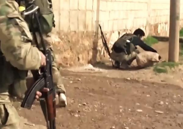 Taşın altından başladı evin içine kadar uzandı! Şoke eden görüntü - Resim: 1