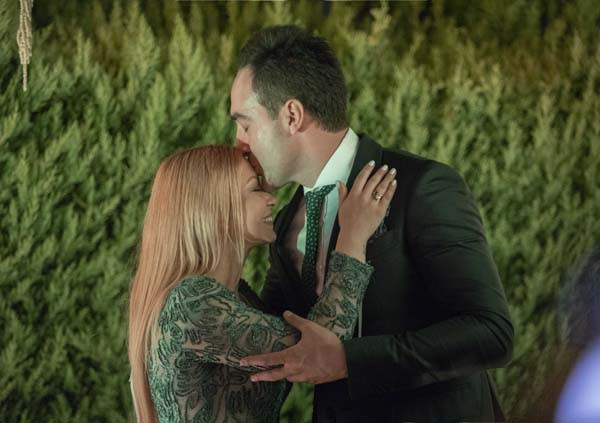 Ece Seçkin nişanlandı güller bakın hangi ülkeden özel olarak geldi - Resim: 2