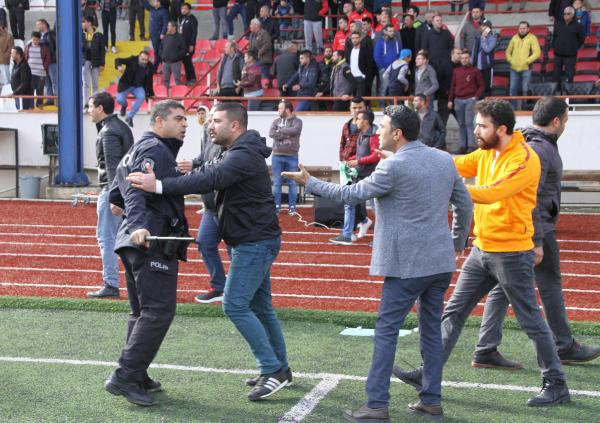 Hakeme tekme ve yumruklarla saldırdılar! - Resim: 3