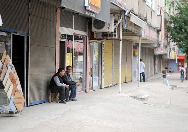 KCK tehdit etti esnaf kepenk indirdi - Resim: 2