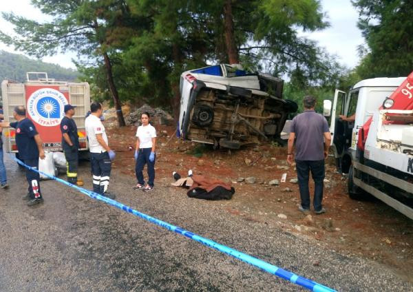 Antalya'da tur minibüsü devrildi: Çok sayıda ölü ve yaralı var! - Resim: 1