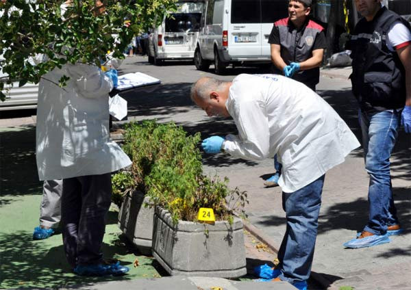 İstanbul'da polise saldırı: 1 şehit - Resim: 1