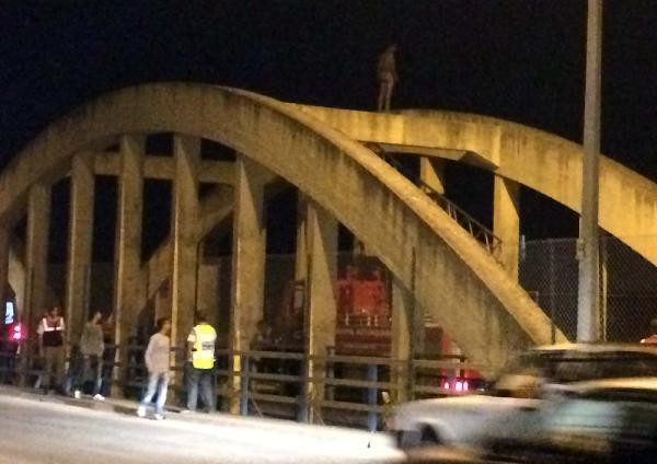 Çıplak halde 2 saat eylem yaptı - Resim: 3