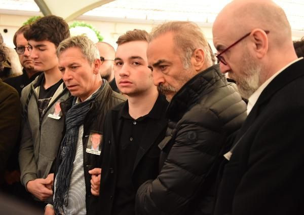 Demet Akbağ eşi Zafer Çika'nın cenazesinde ağlayarak Ata Demirer'in eline sarıldı - Resim: 3