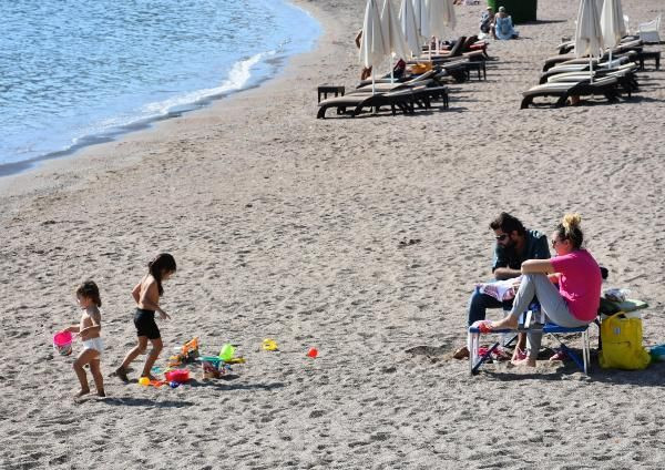 Muğla'da koronavirüse aldırış etmediler! Plajlara akın ettiler - Resim: 1