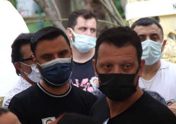 Demet Akalın Selçuk Tektaş'ın cenazesinde Alişan'ı yalnız bıraktı! Görüntülendiği yer pes dedirtti - Resim: 4