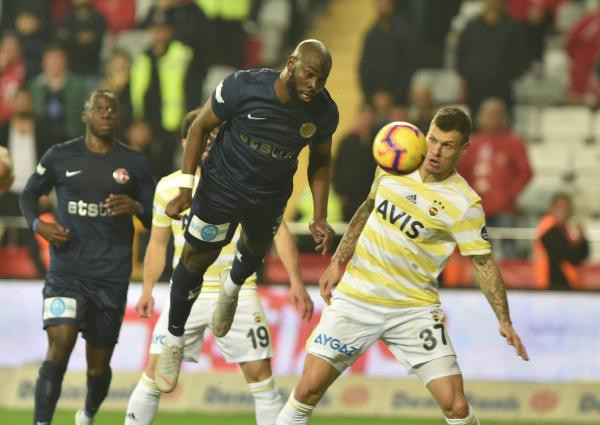 Kanlar içinde yerde kaldı! Yürekleri ağza getiren sakatlık - Resim: 1