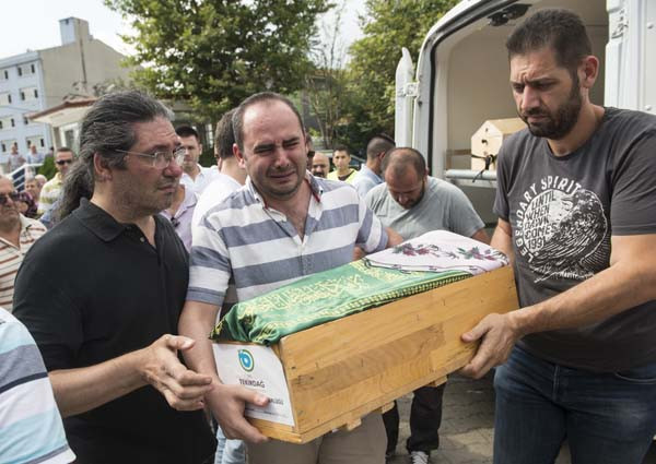 Kızının tabutunu kimseye vermedi! - Resim: 4