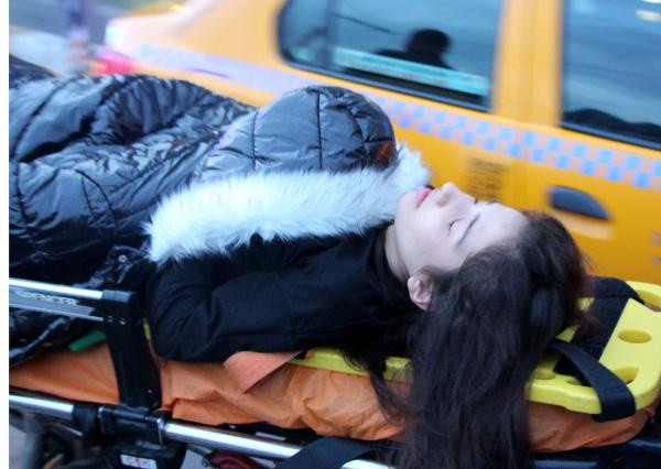 Taksim Meydanı'nda taksinin çarptığı kadının elini bir an olsun bırakmadı - Resim: 1