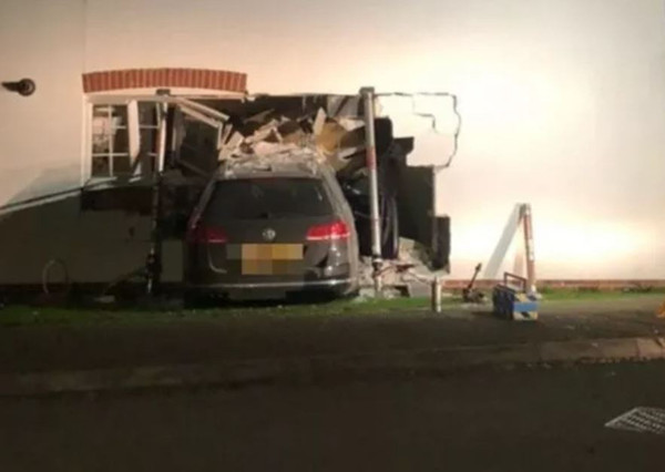 Bulaşık makinesi salona fırladı aile hayatının şokunu yaşadı! Sebebi bakın çıktı - Resim: 0