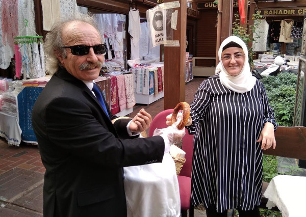 Bursa'da iş adamı gibi giyinip satıyor! Talebe yetişemiyor: 500 lira kazanıyorum - Resim: 0