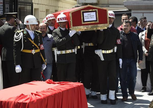 Şehit cenazesinde yürek yakan feryat: Yavrum seccadesiyle gitti - Resim: 3