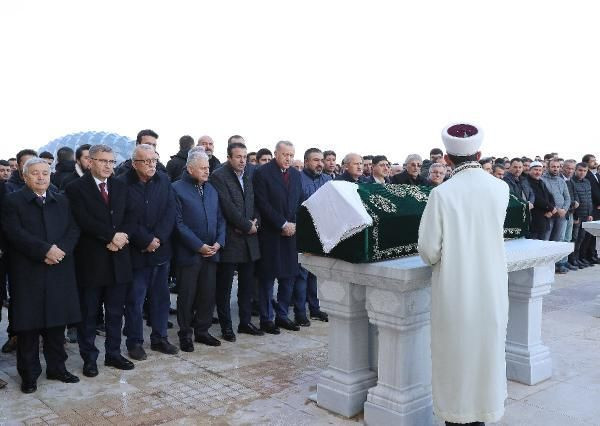 Erdoğan cenaze namazı kıldı tabuta omuz verdi - Resim: 1
