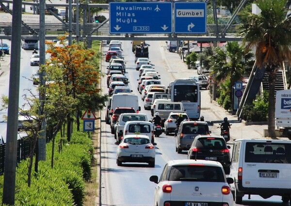 Kilometrelerce kuyruk oluştu trafik kilitlendi! Bodrum'dan akın akın gidiyorlar - Resim: 4