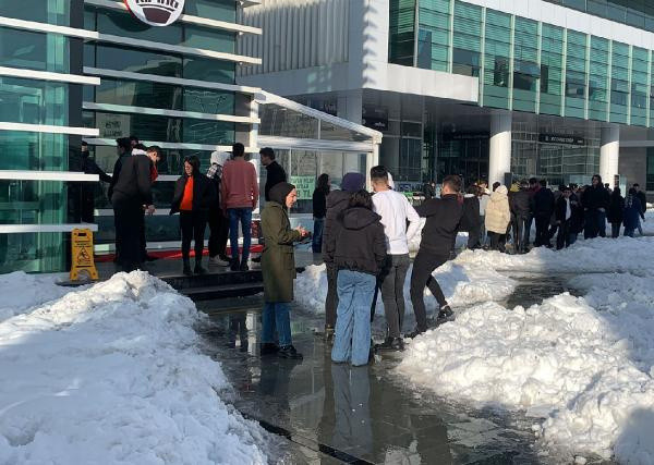 Hepsinde aynı şikayet oldu! 63 kişi hastaneye kaldırıldı - Resim: 0