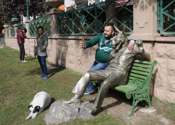 Tartışma yaratan eşek heykeline şok saldırı! - Resim: 1