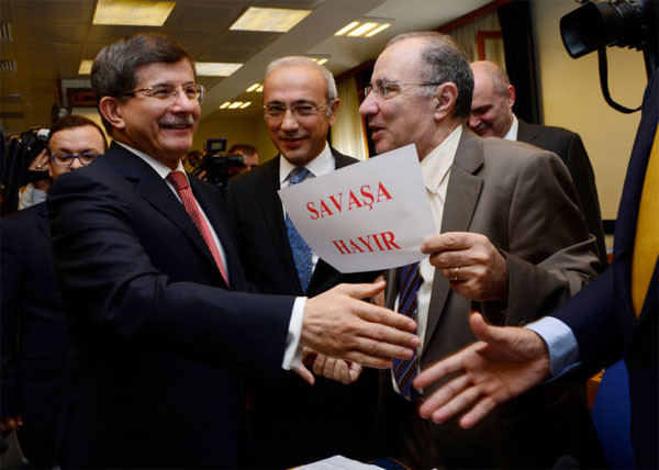 Davutoğlu'na dövizli protesto - Resim: 2