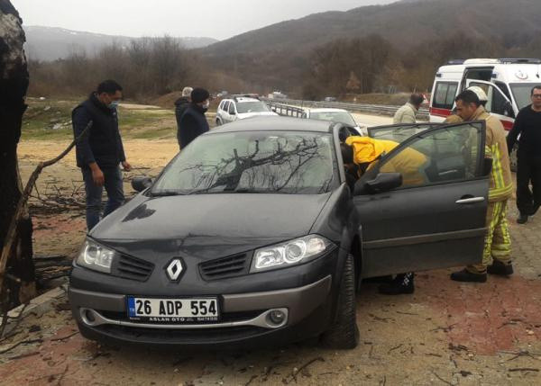 Bursa'da kontrolden çıktı ağaca çarptı! Tekeri koptu - Resim: 0