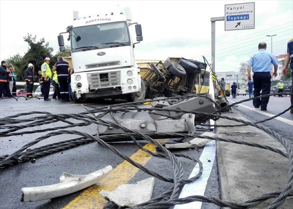 Kamyon metrobüs yoluna girdi olay yerinden ilk görüntüler! - Resim: 2