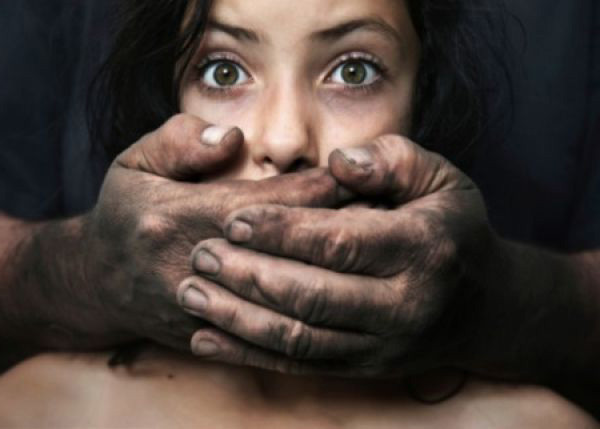 Bir kızıyla evlenen ünlü isim diğer kızını taciz etti - Resim: 1