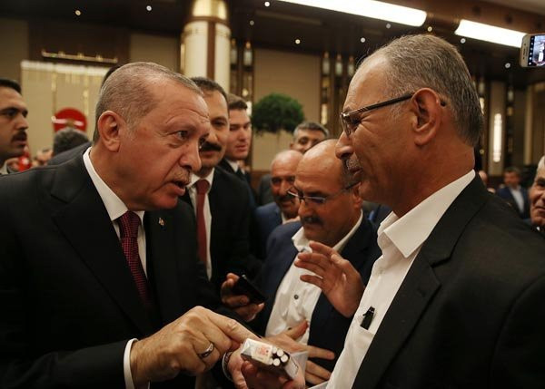 Cumhurbaşkan Erdoğan sigara içen muhtarın paketini aldı - Resim: 1