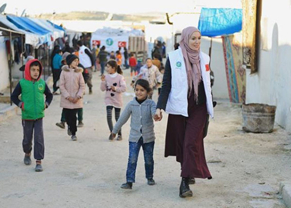 Tesettüre girmişti Gamze Özçelik İdlib'te çocukların yüzünü güldürdü - Resim: 4