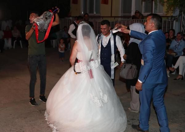Düğünde altın beklerken arkadaşları takı niyetine bunları verdi - Resim: 2