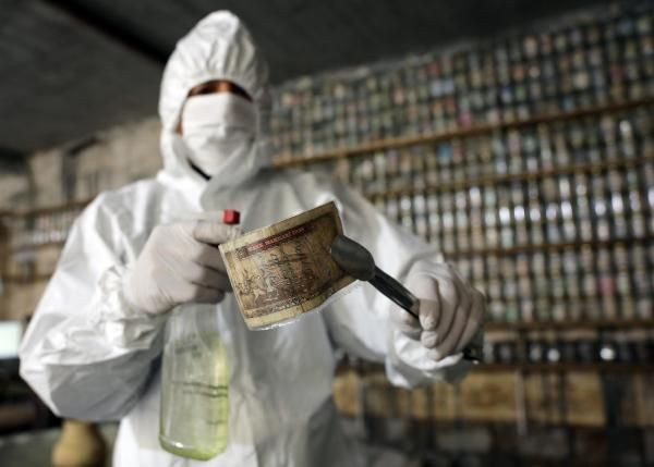 Koronavirüse karşı müzesindeki 4 ton parayı dezenfekte etti - Resim: 2