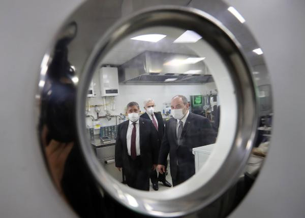 1 tanesi 140 bin doz aşı alıyor! Bakan Varank, aşı saklama dolabını inceledi - Resim: 1