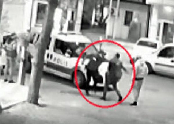 İzmir'de kendisini uyaran polisin sırtına çakı sapladı - Resim: 0