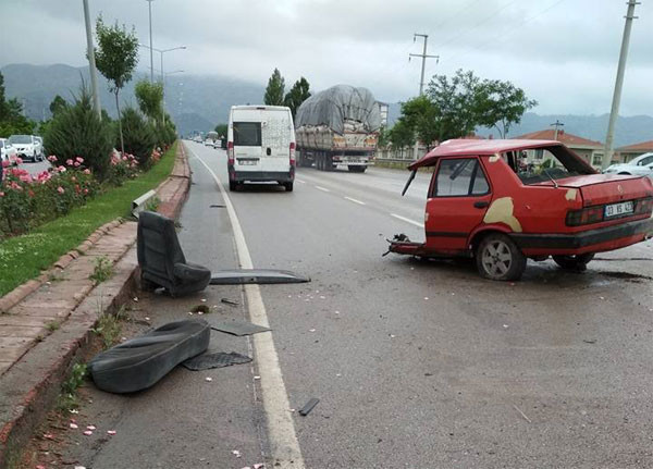 İkiye bölünün otomobilin içinden burnu bile kanamadan çıktı - Resim: 1
