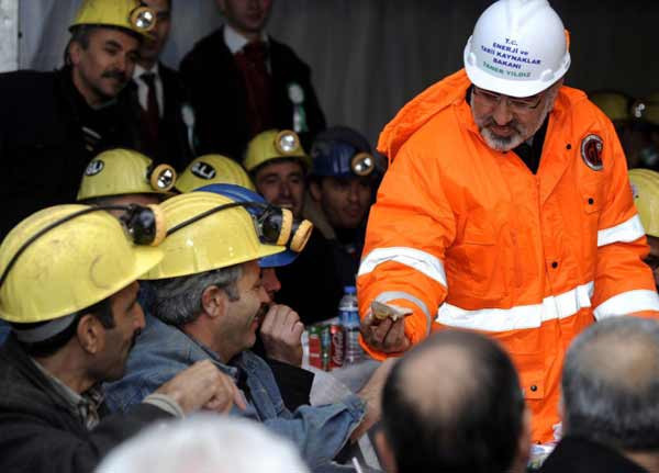 Bakan Yıldız madencilere yemek ikram etti - Resim: 3