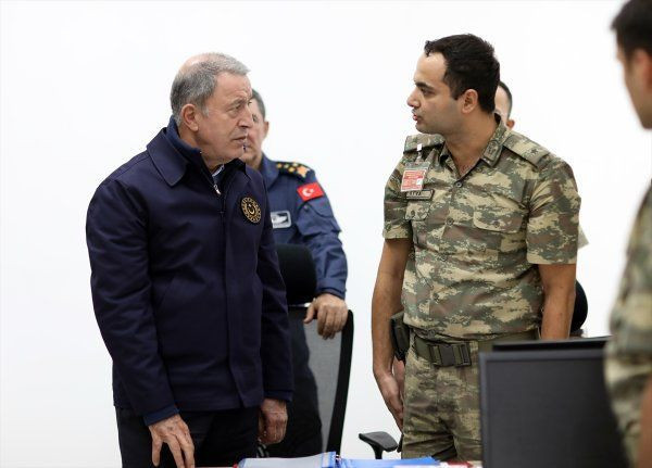 Bakan Akar ve komutanlar Suriye sınırında! Harekattaki son durumu incelediler - Resim: 1