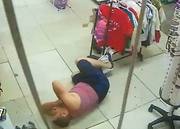 Balkondan marketin içine düştü! Korkunç anlar kameralarca an be an kaydedildi işte o anlar - Resim: 4