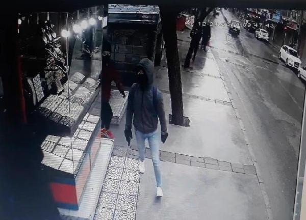 İzmir'de soyguncular 2 kişiyi vurdu! 1,5 kilo altınla kayıplara karıştı - Resim: 1