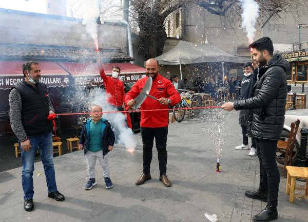 Gaziantepli kebapçılardan müşterilerine davullu zurnalı karşılama! "Bayram yeri gibi olduk" - Resim: 0
