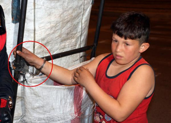 Çöpte buldu 'çalışıyor mu?' diye merak etti! İmdadına polis yetişti - Resim: 0