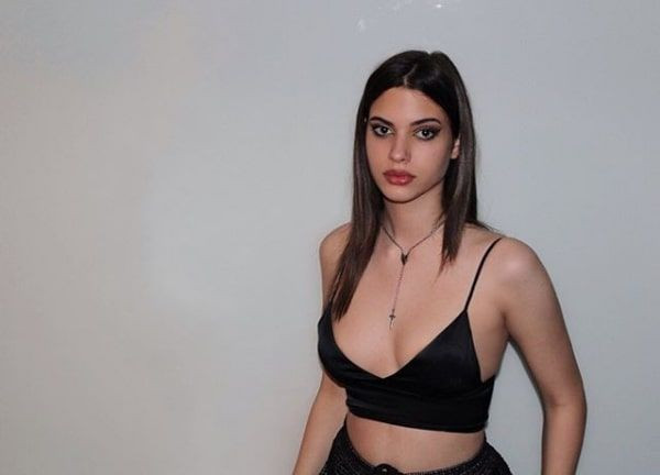 Defne Samyeli'nin kızı Derin Talu haç kolyesiyle konuşuldu mayolu pozu da olaydı - Resim: 3