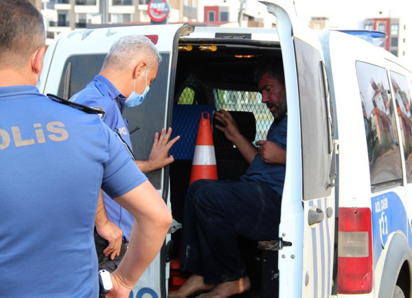 Antalya'da polislere zor anlar yaşattı! Ayakları çıplak halde gazetecilerden kaçtı - Resim: 1