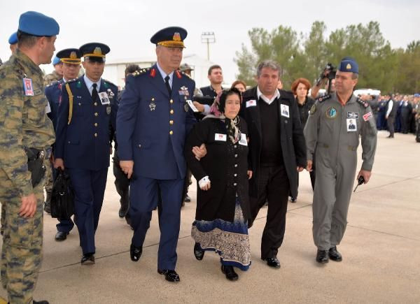 Şehit asker toprağa verildi - Resim: 1