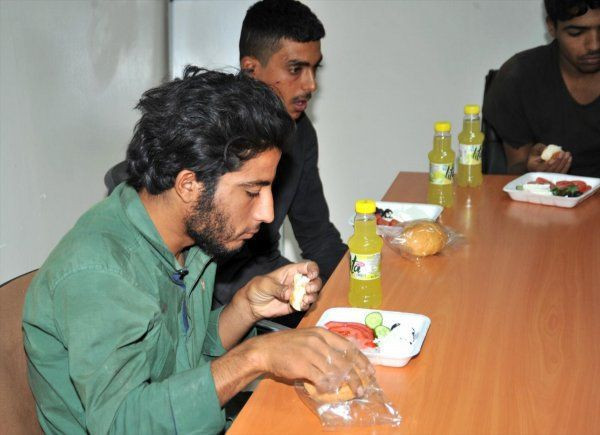 Barış Pınarı Harekatı'nda 24  terörist teslim oldu Mehmetçik yemek verdi - Resim: 2
